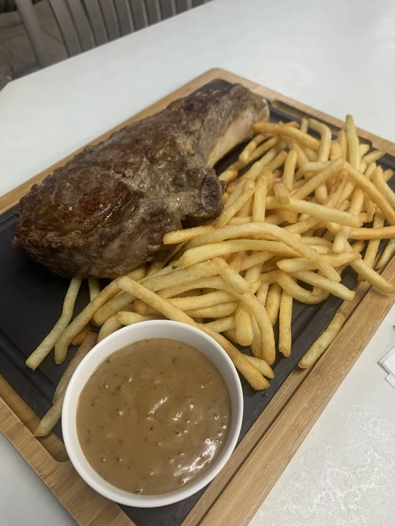 L'Emporter, côte de boeuf grillée servie avec frites maison et sauce au choix