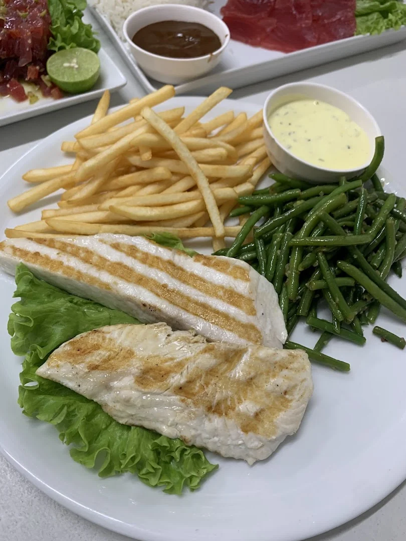 L'Emporter, poisson du jour grillé minute servi avec frites, haricots verts et sauce
