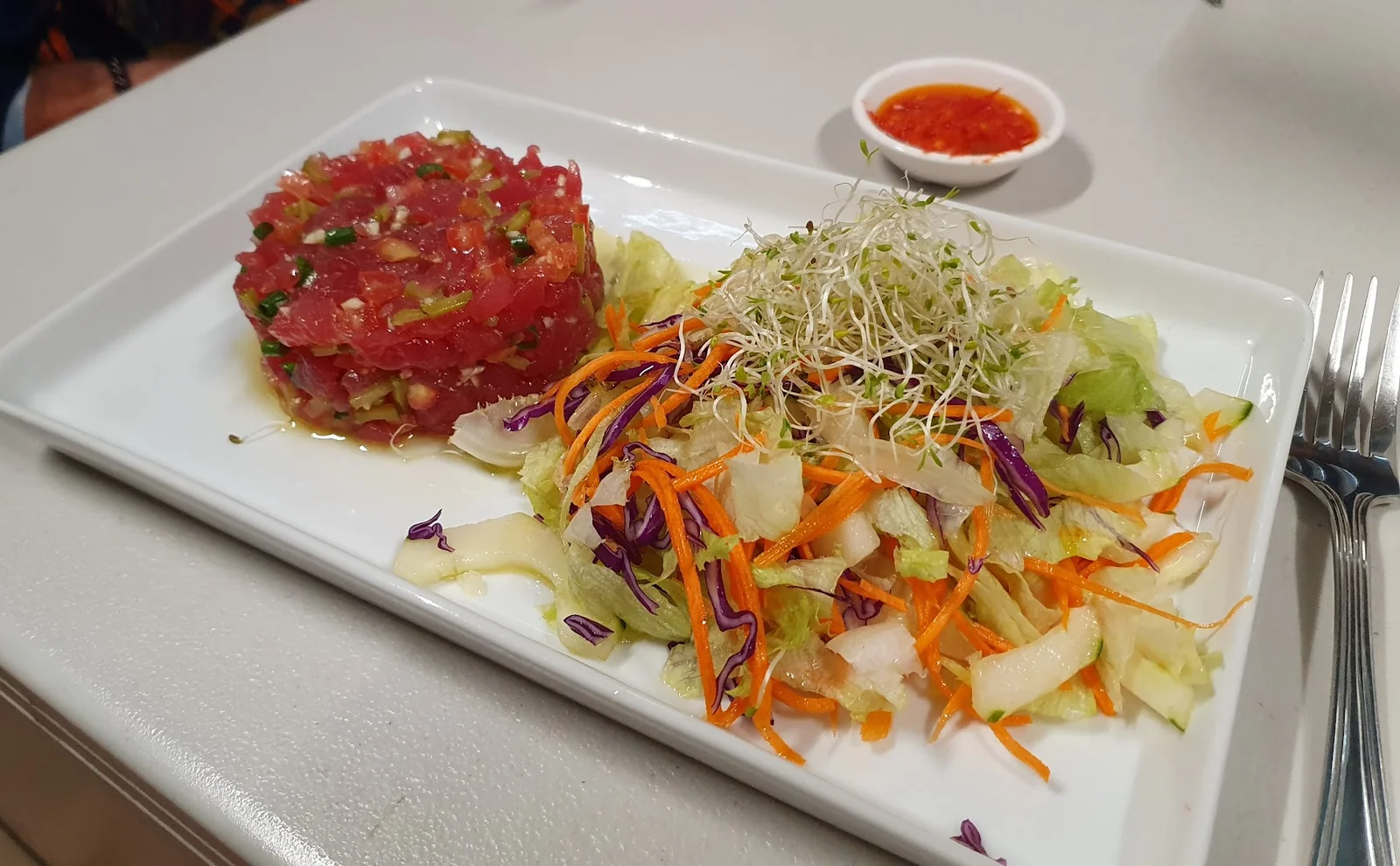 L'Emporter, tartare de thon rouge coupé au couteau, brunoise de légumes et salade